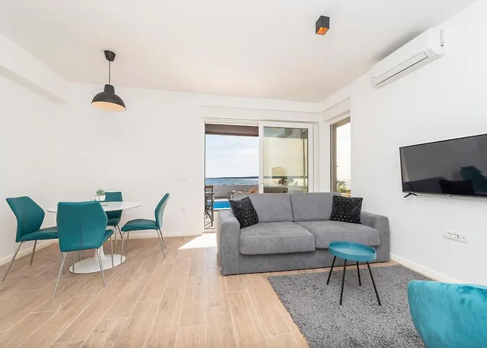 Villa Eni Beachfront Apartment With Pool
