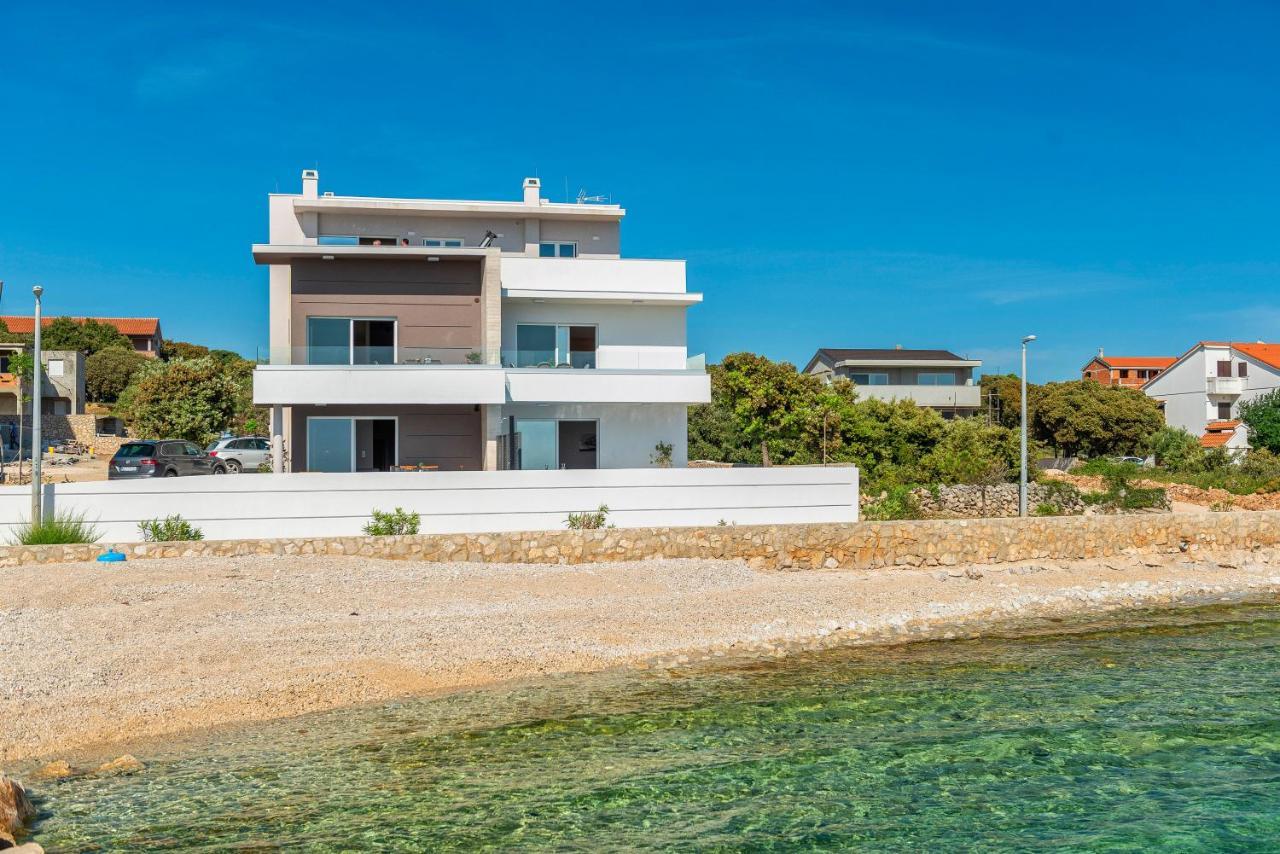 Apartament Eni Beachfront With Pool Mandre