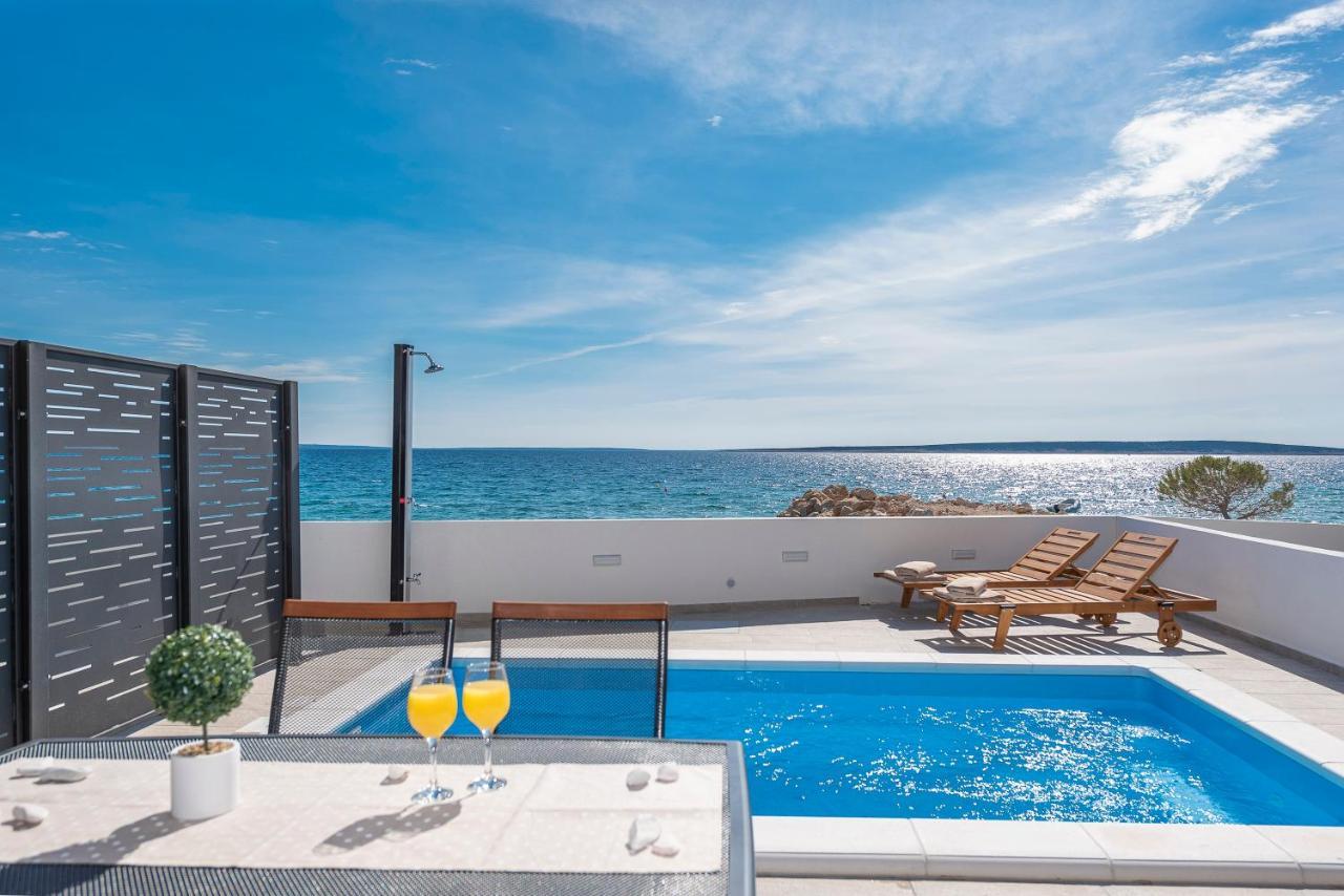 Eni Beachfront With Pool Apartament Mandre
