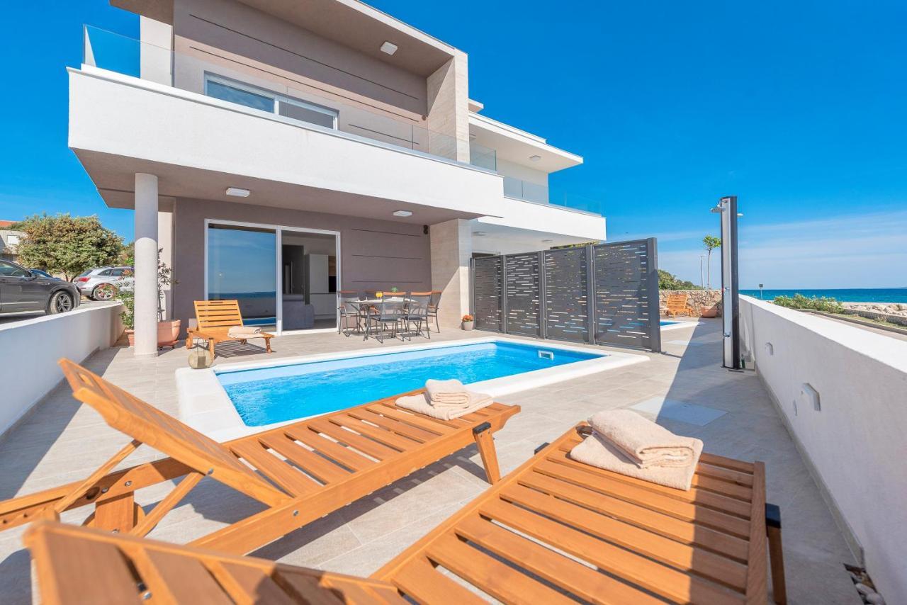 Eni Beachfront With Pool Apartament Mandre