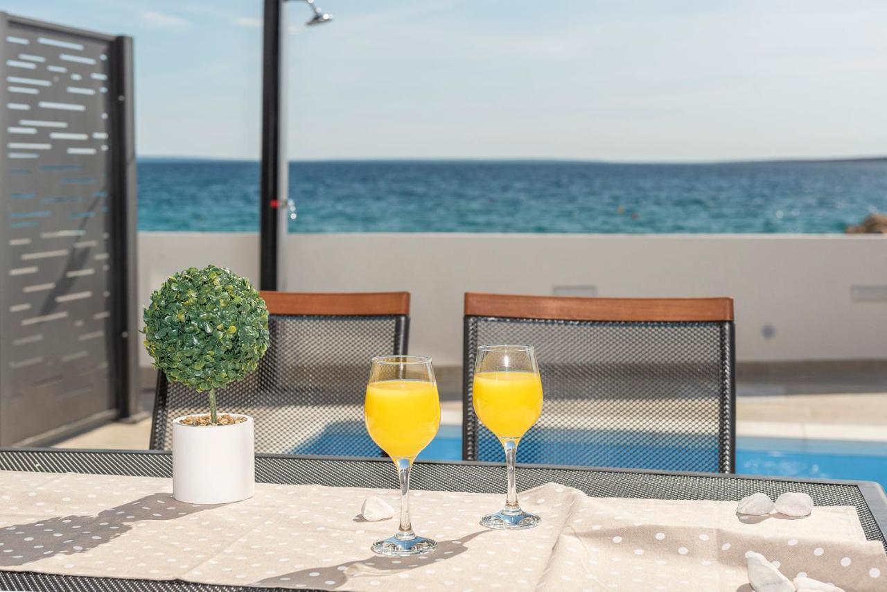 Apartament Eni Beachfront With Pool