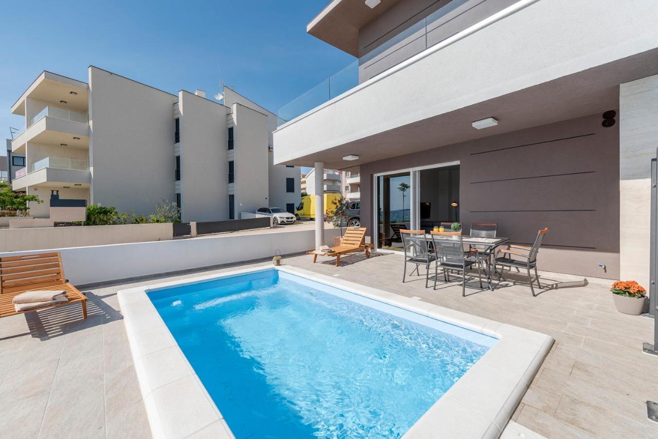 Apartament Eni Beachfront With Pool Mandre