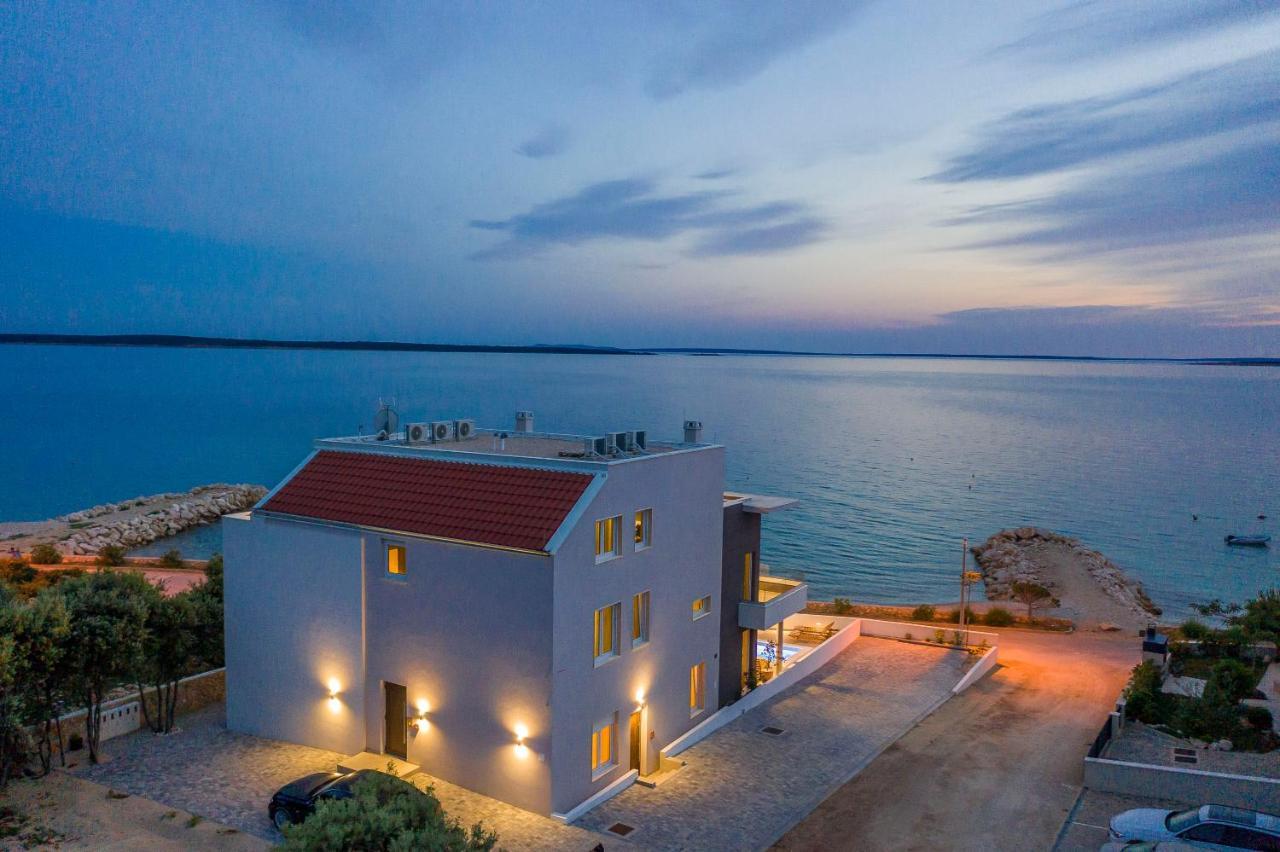 Eni Beachfront With Pool Apartament Mandre